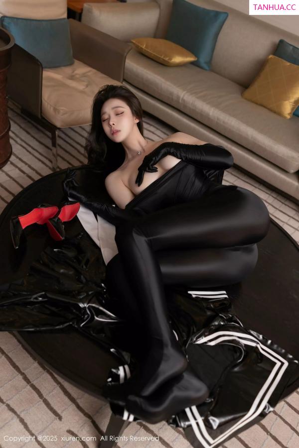 逗逗DouDou  [XiuRen]高清写真图 2025.03.28 No.10087 小逗逗 黑色胶衣第47张图片